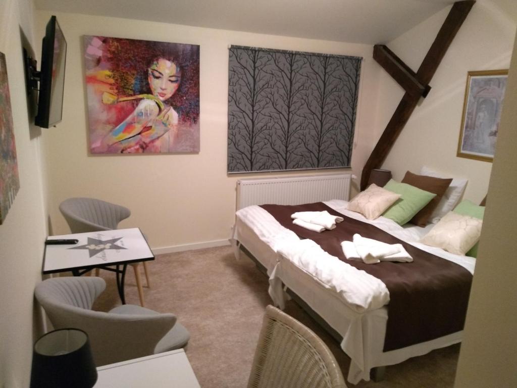 Postel nebo postele na pokoji v ubytování Hotel Frøslev Kro