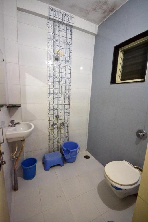 Koupelna v ubytování Hotel Madhava