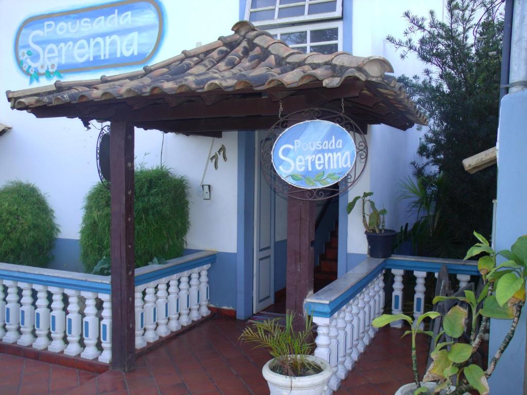 um sinal para uma estação de cocktails em frente a um edifício em Pousada Serenna Centro em Tiradentes