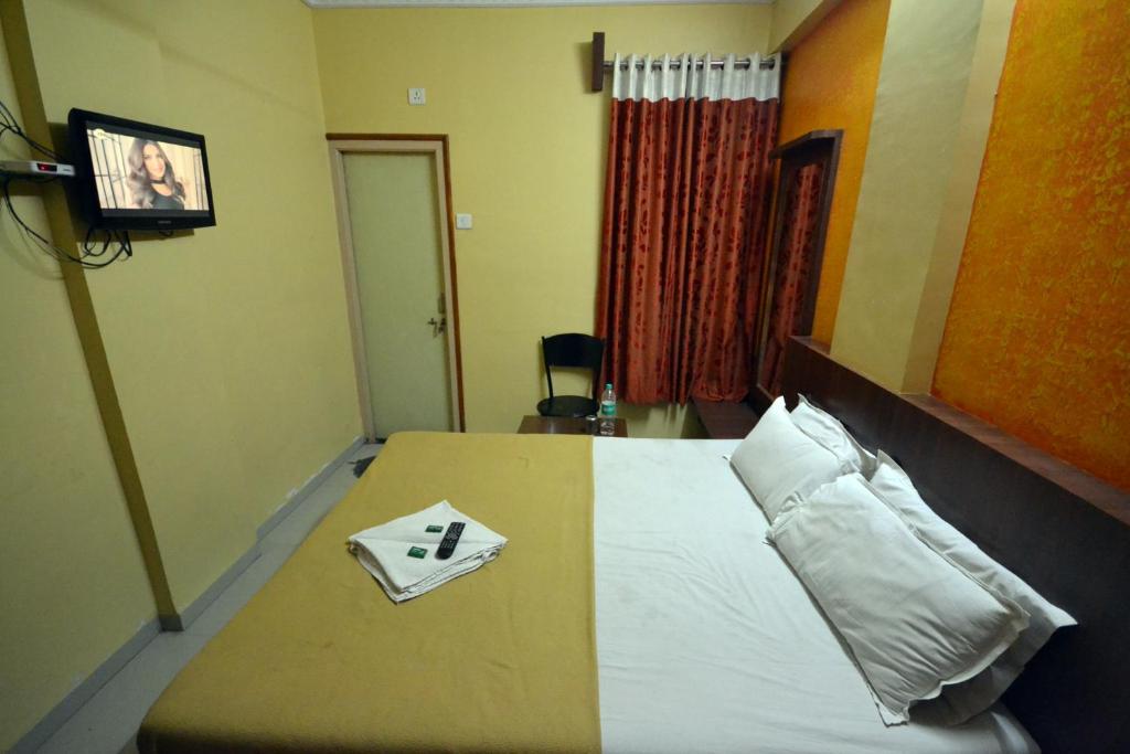 Postel nebo postele na pokoji v ubytování Hotel Madhava