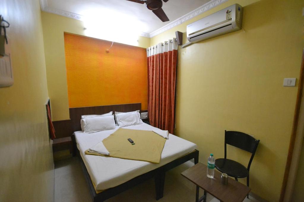 Postel nebo postele na pokoji v ubytování Hotel Madhava