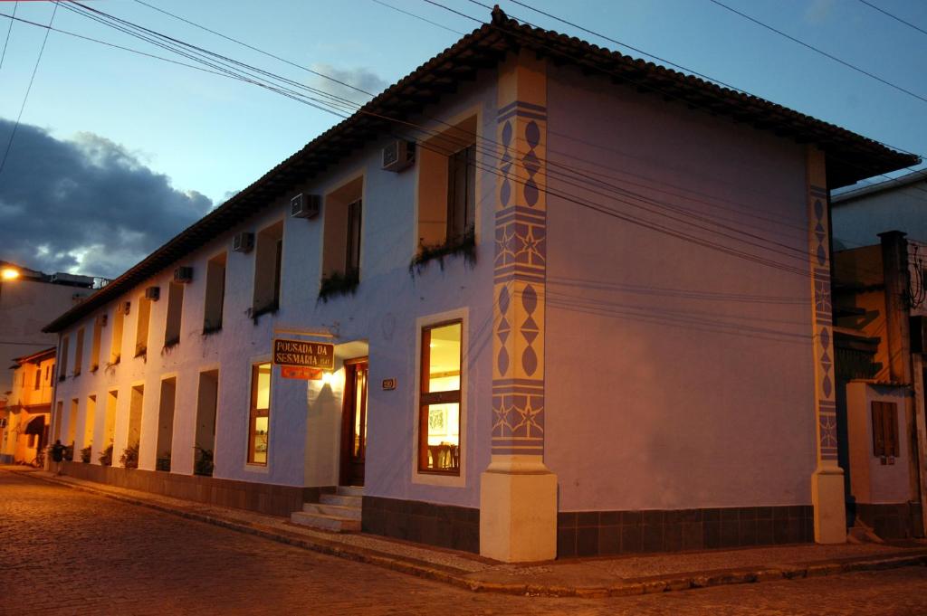 a white building on the side of a street at Pousada da Sesmaria in São Sebastião