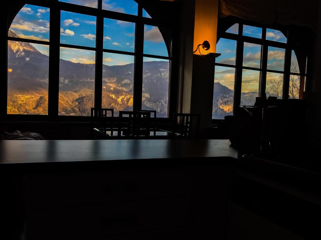 ValbronaにあるAppartamento Bellagioの山の景色を望む窓付きの客室です。
