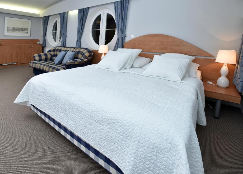 Postel nebo postele na pokoji v ubytování Hotel Břízky