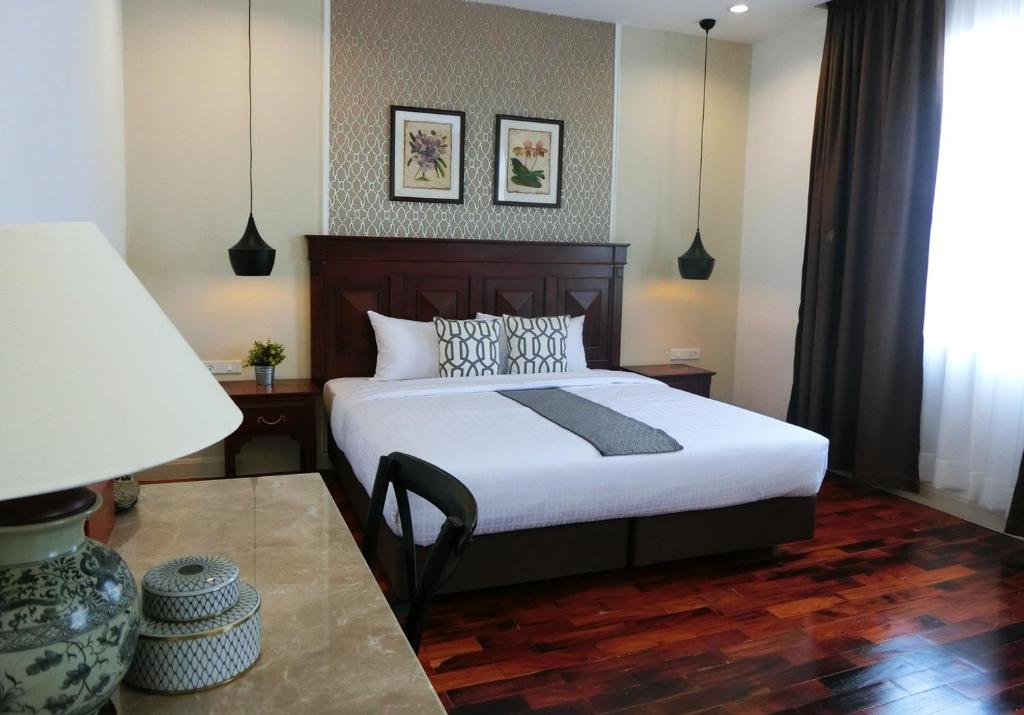 1 dormitorio con 1 cama, 1 mesa y 1 lámpara en Bloom Boutique Hotel & Cafe en Vientián