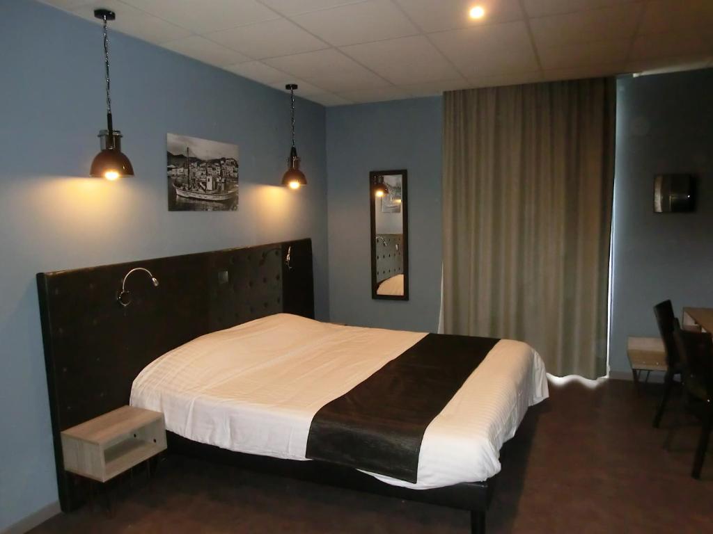 Postel nebo postele na pokoji v ubytování Hotel Sur Le Quai