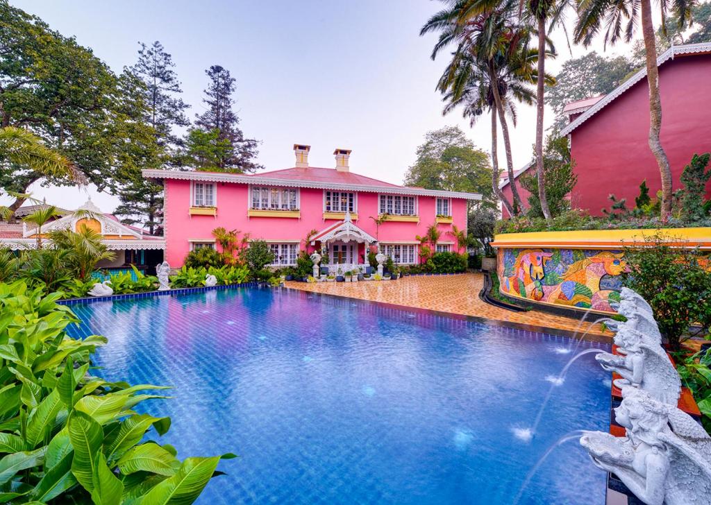 Bazén v ubytování MAYFAIR Himalayan Spa Resort nebo v jeho okolí