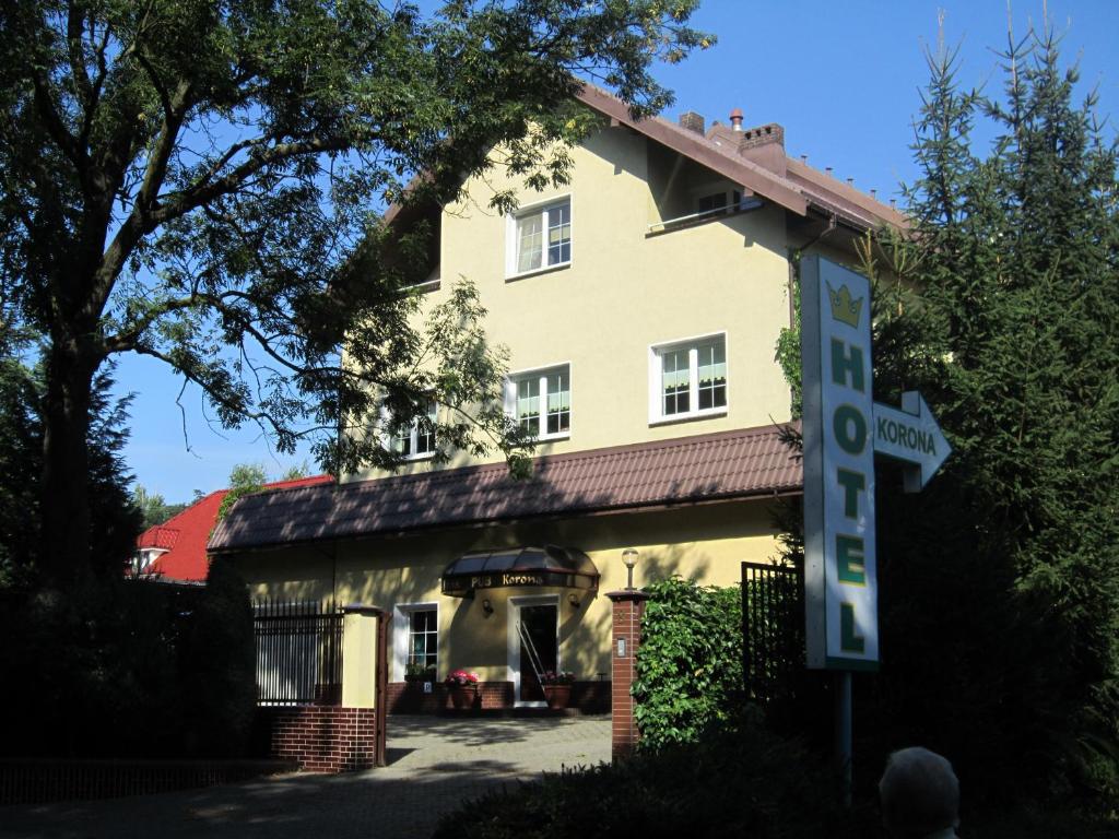 uma casa com um sinal em frente em Hotel Korona em Słubice
