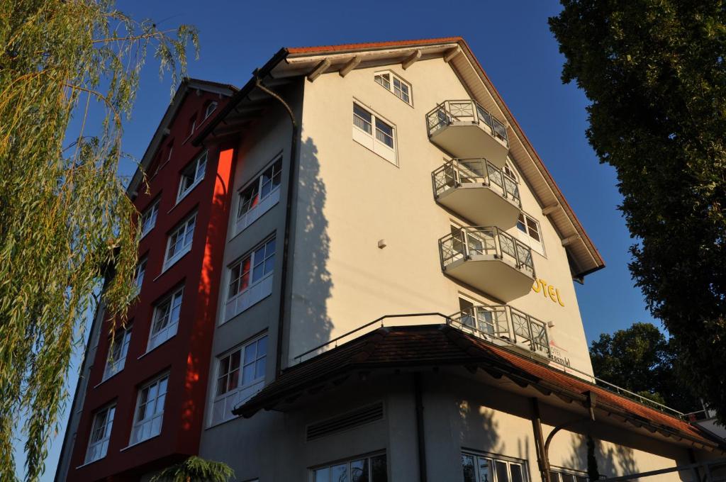 ein Gebäude mit Balkon auf der Seite in der Unterkunft KIRCHERS PARK-HOTEL KAISERSTUHL Garni in Endingen