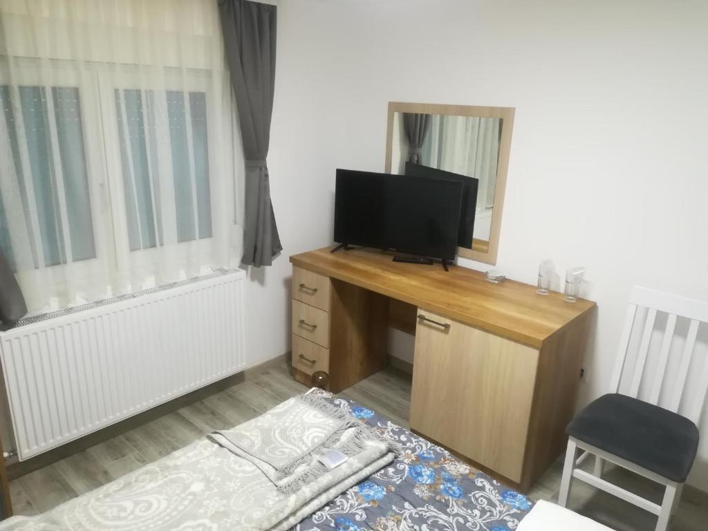 TV a/nebo společenská místnost v ubytování Karavan 123