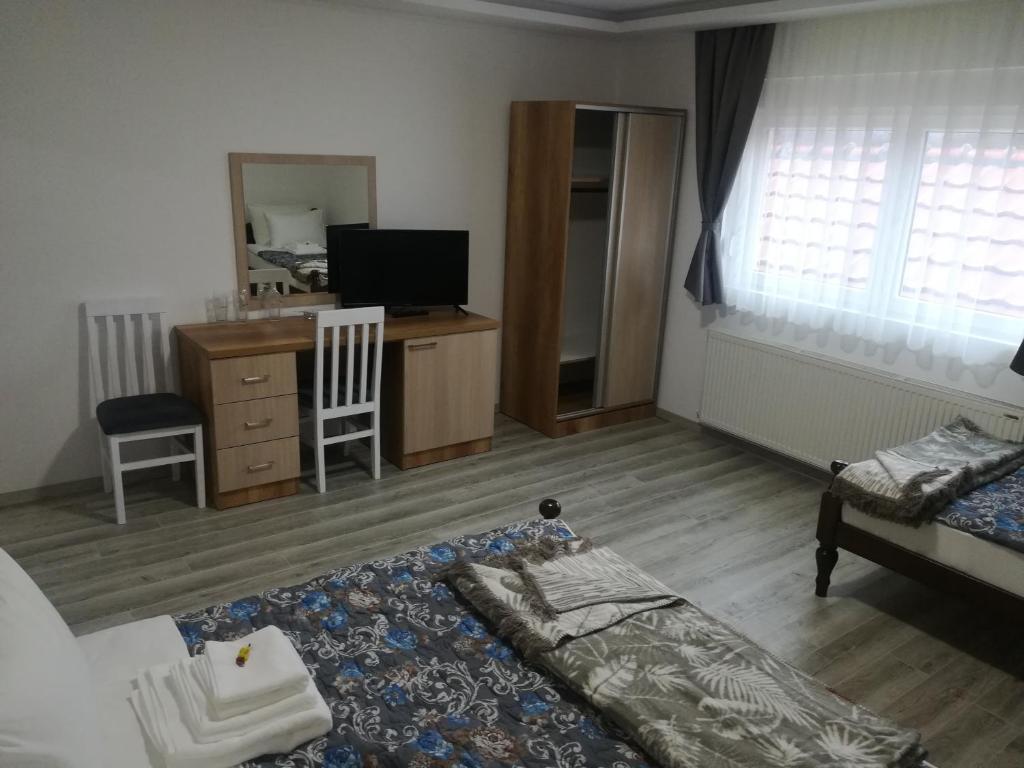 TV a/nebo společenská místnost v ubytování Karavan 123