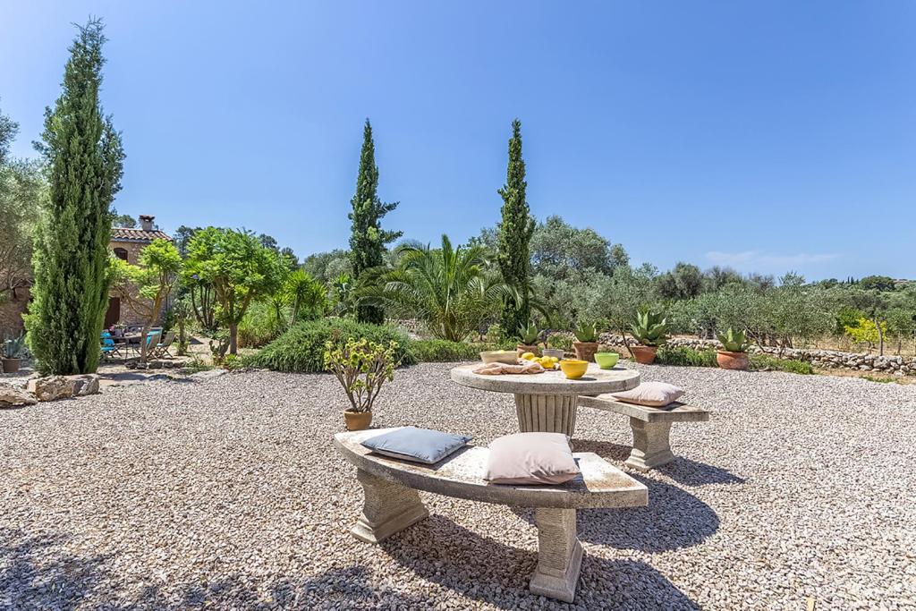 A garden outside Can Pina - Eco Pina -
