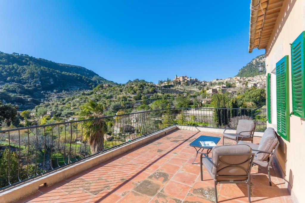 uma varanda com cadeiras e vista para as montanhas em Casa Miranda em Valldemossa