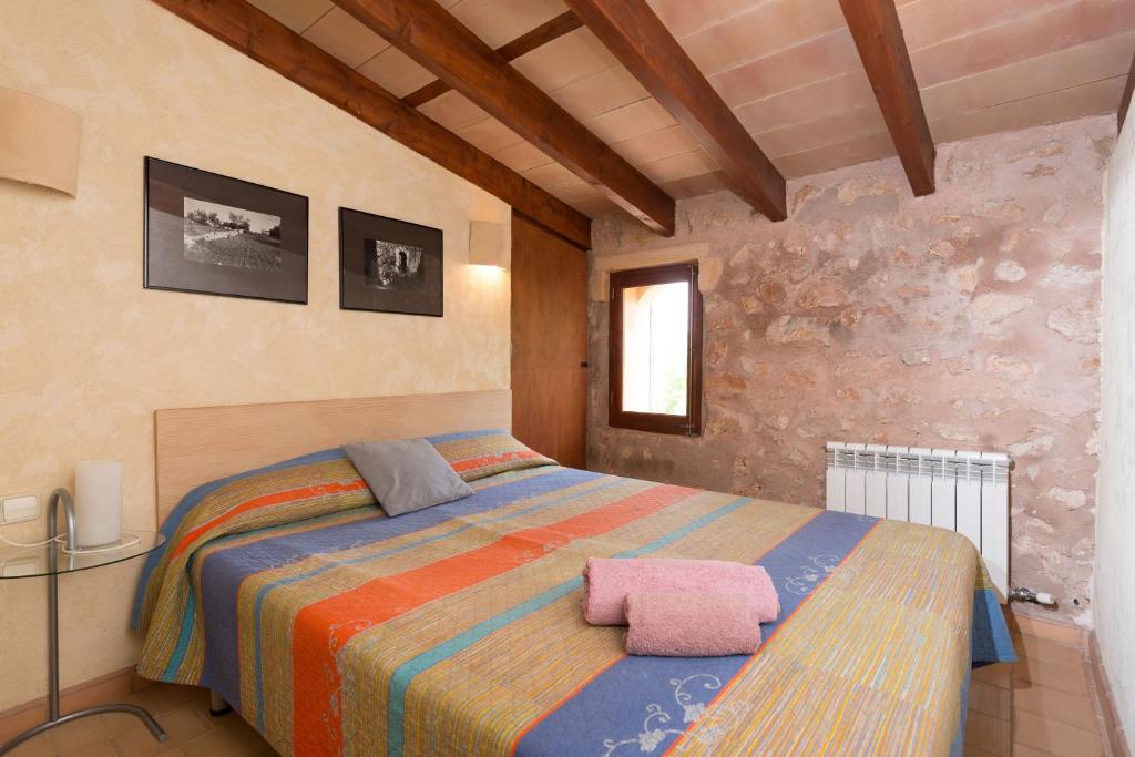 A bed or beds in a room at Can Pina - Eco Pina -