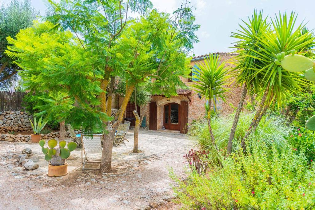 A garden outside Can Pina - Eco Pina -