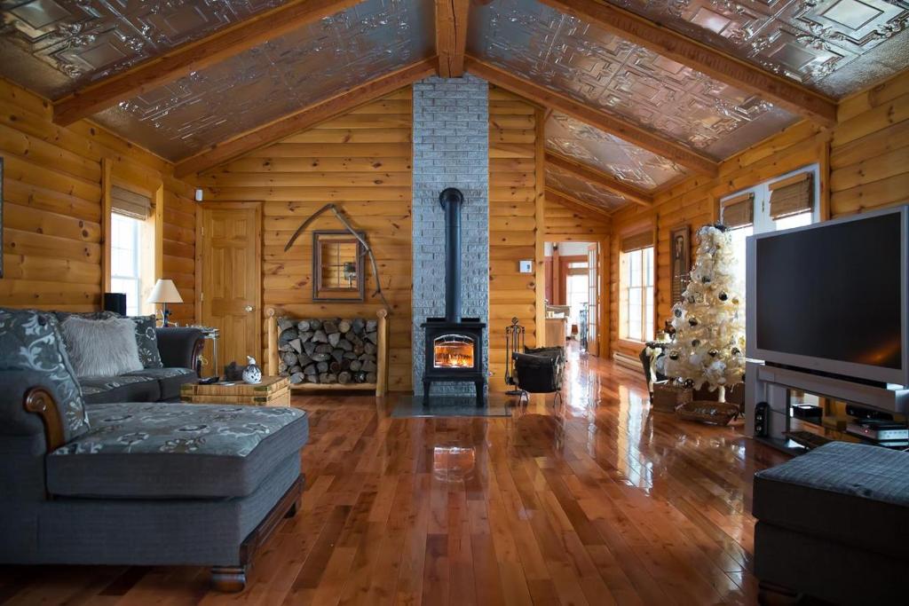 TV a/nebo společenská místnost v ubytování La Maison Bleue du Lac Wallace