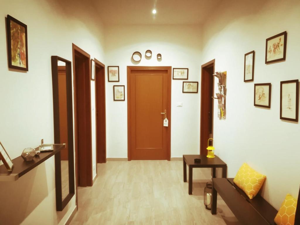 ein Wohnzimmer mit einer braunen Tür und einer Couch in der Unterkunft La Finestra su San Luca in Bologna