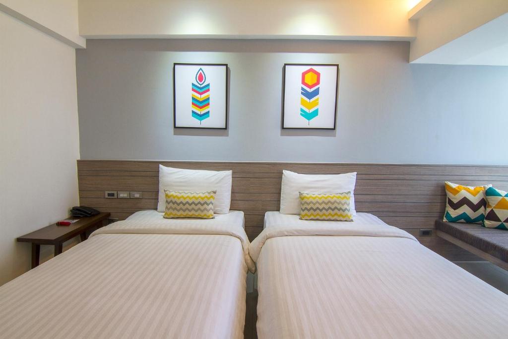 Postel nebo postele na pokoji v ubytování Bossotel Chiang Mai