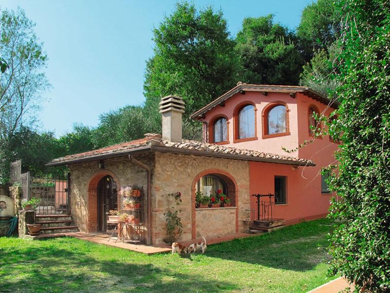 雷傑洛的住宿－Tenuta Selvaggia，院子里的小房子前面有两只狗