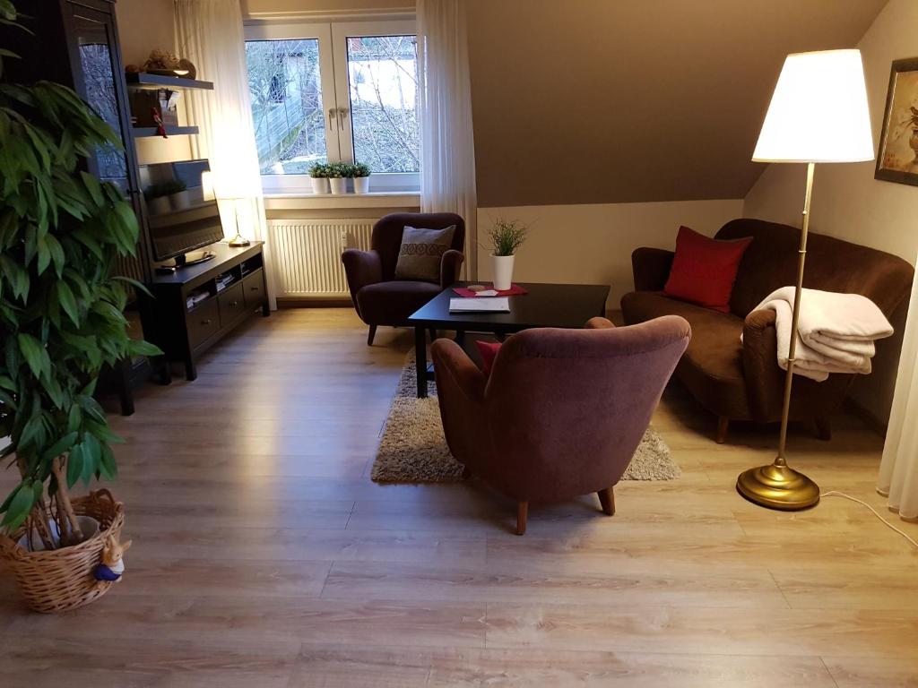 ein Wohnzimmer mit einem Sofa und einem Tisch in der Unterkunft Haus Homann-Schneider, Apartment Stefan in Wetter