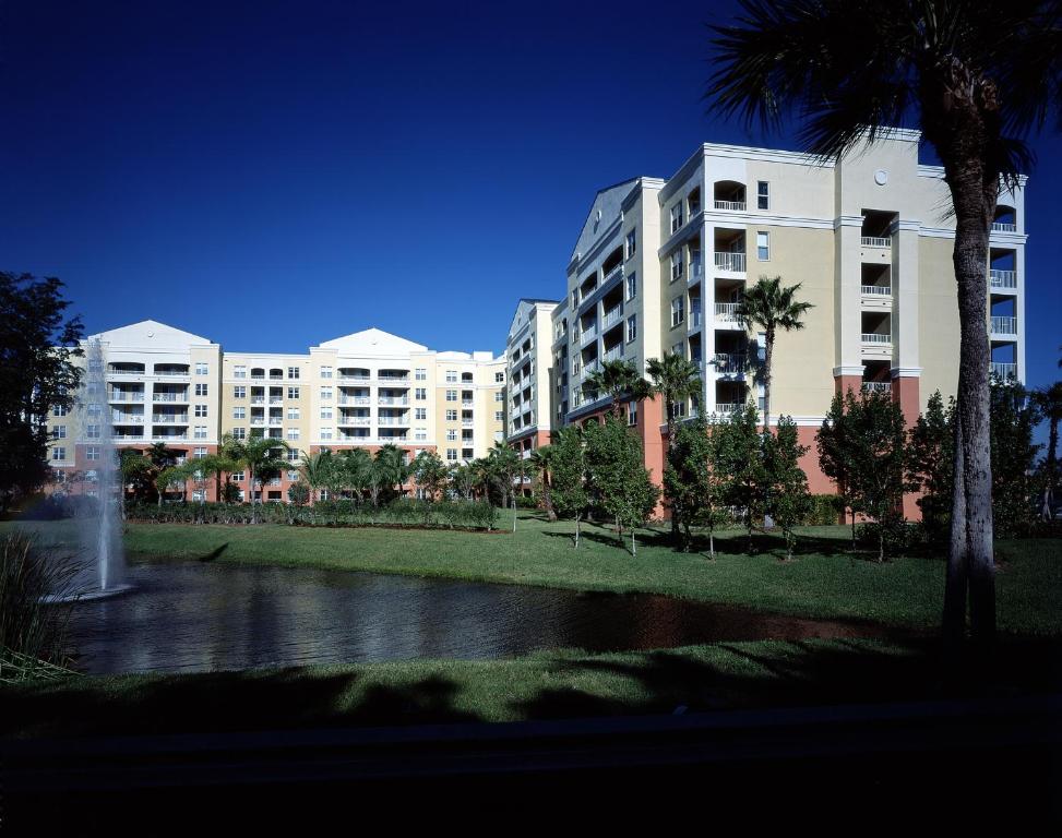 con vistas a un gran complejo de apartamentos con un parque en Vacation Village at Weston en Weston