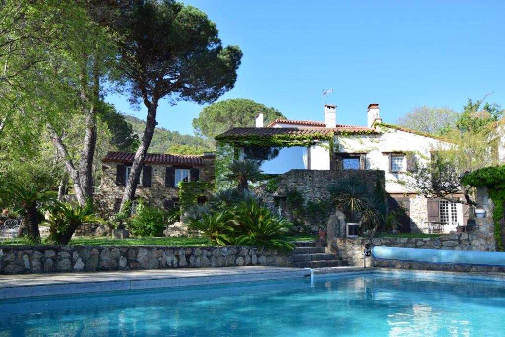 une maison avec une piscine en face d'une maison dans l'établissement Mas Senyarich, à Argelès-sur-Mer