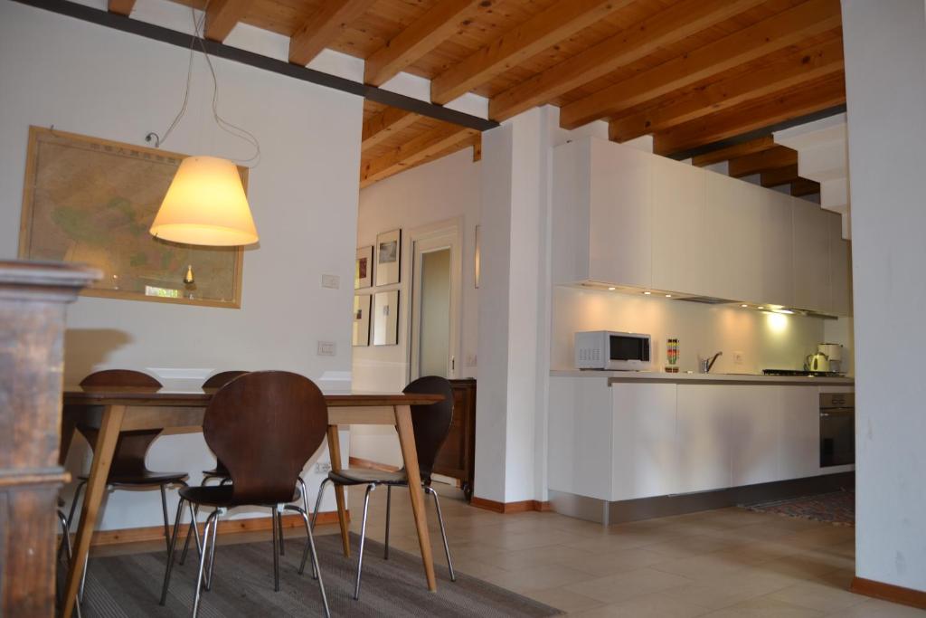 Appartamento vicinanze Vittoriale - Gardone Rivieraにあるキッチンまたは簡易キッチン