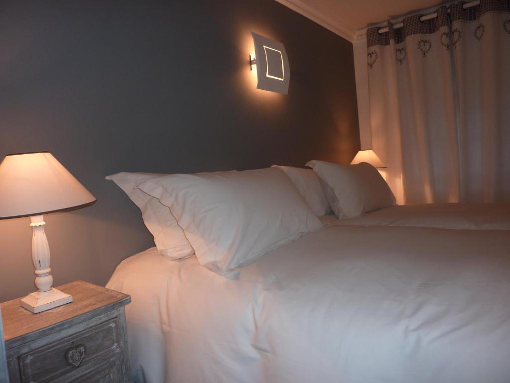 Postel nebo postele na pokoji v ubytování Hotel le P'tit Beaumont