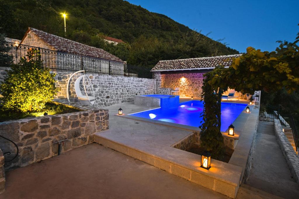 una casa con piscina en un patio en Villa Dub en Kotor