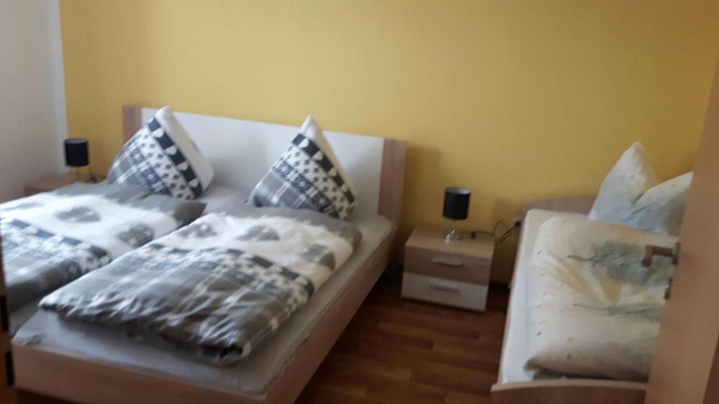 Postel nebo postele na pokoji v ubytování Fewo mit Fichtelberg und Keilbergblick