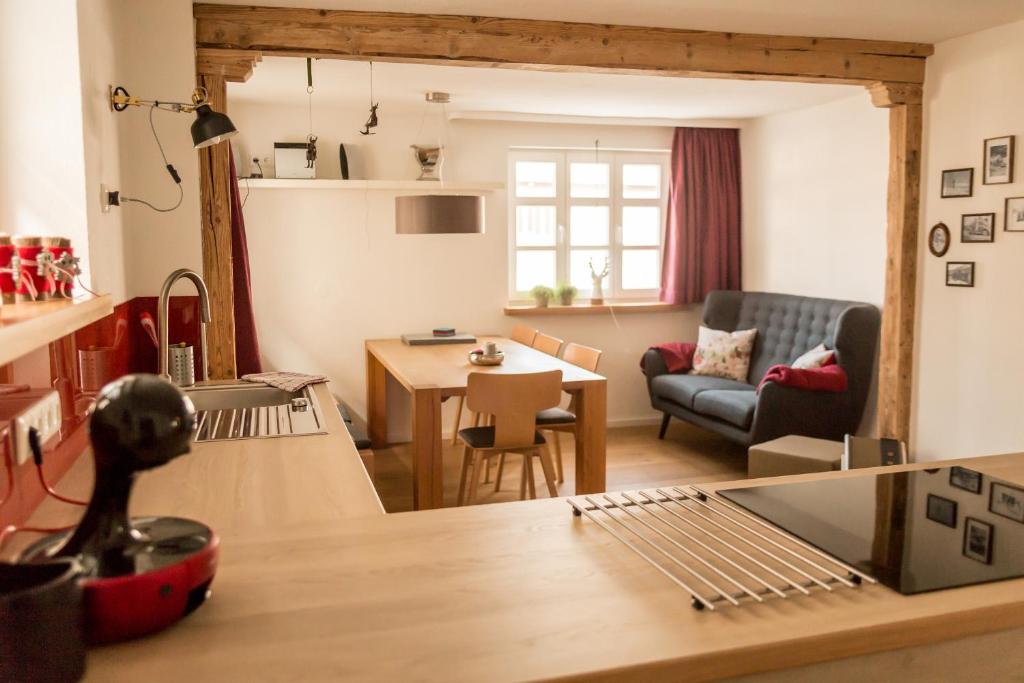 ein Wohnzimmer mit einer Küche und einem Esszimmer in der Unterkunft Wilkenhof in Willingen