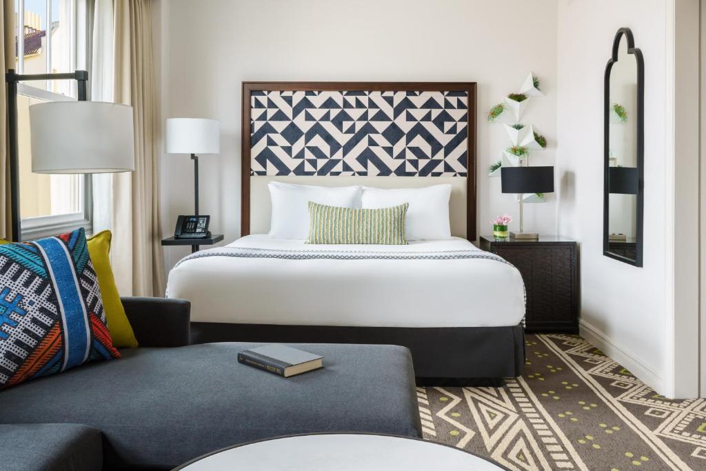 サンフランシスコにあるセラーノ ホテル ユニオン スクエアのベッドとソファ付きのホテルルーム