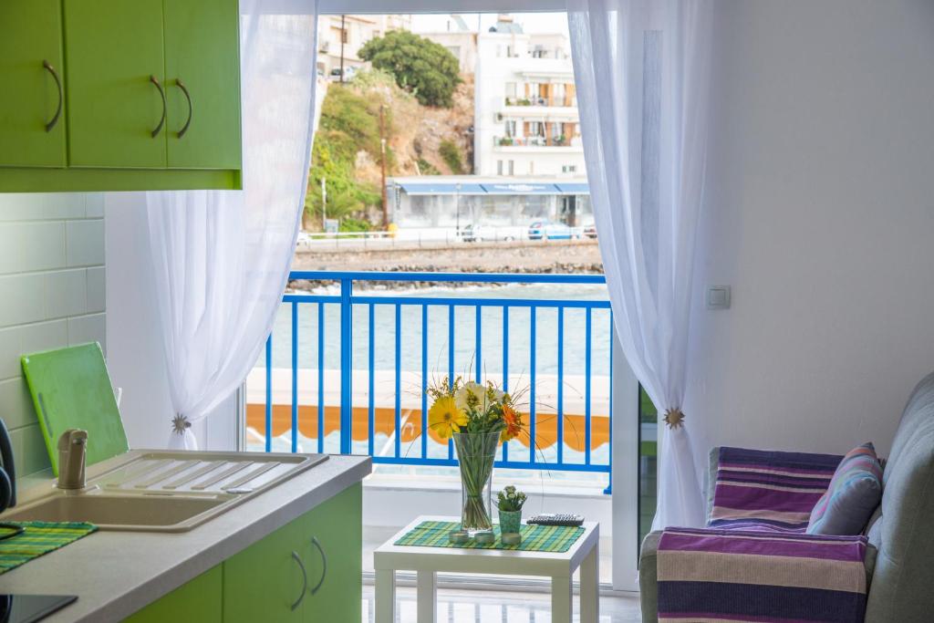 Гостиная зона в Sea View Apartments