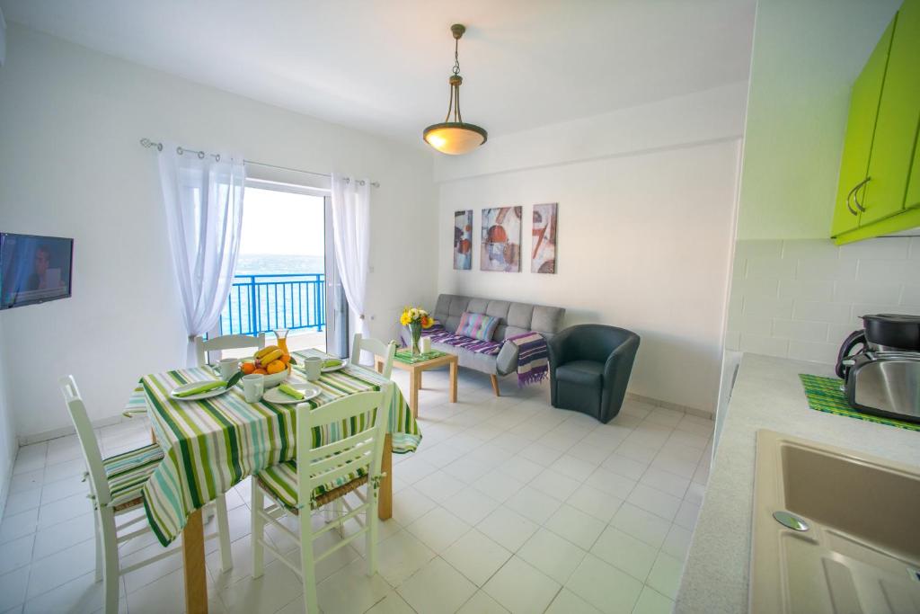 Гостиная зона в Sea View Apartments