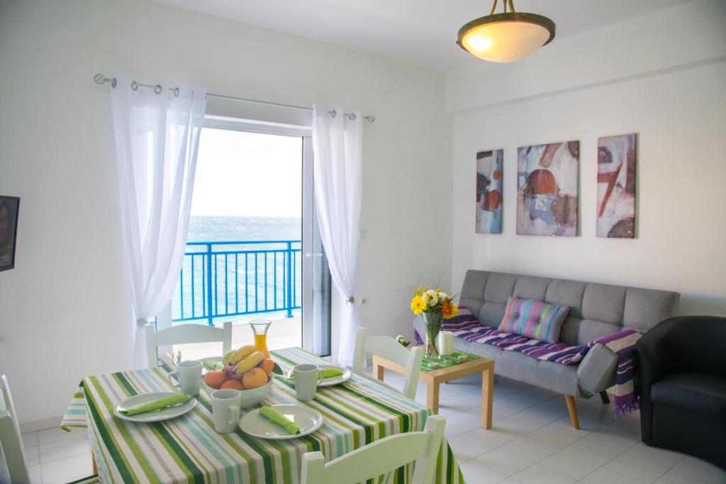 Гостиная зона в Sea View Apartments