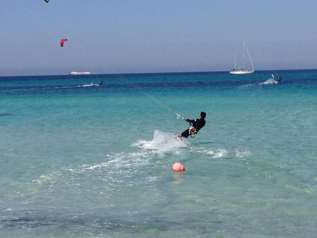 パレルモにあるNear the beachの海でカイトサーフィンをしている男