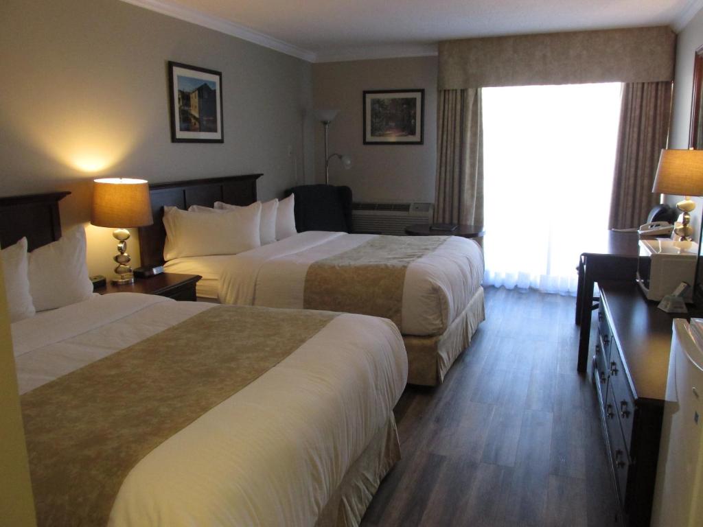 Postel nebo postele na pokoji v ubytování The Fredericton Inn