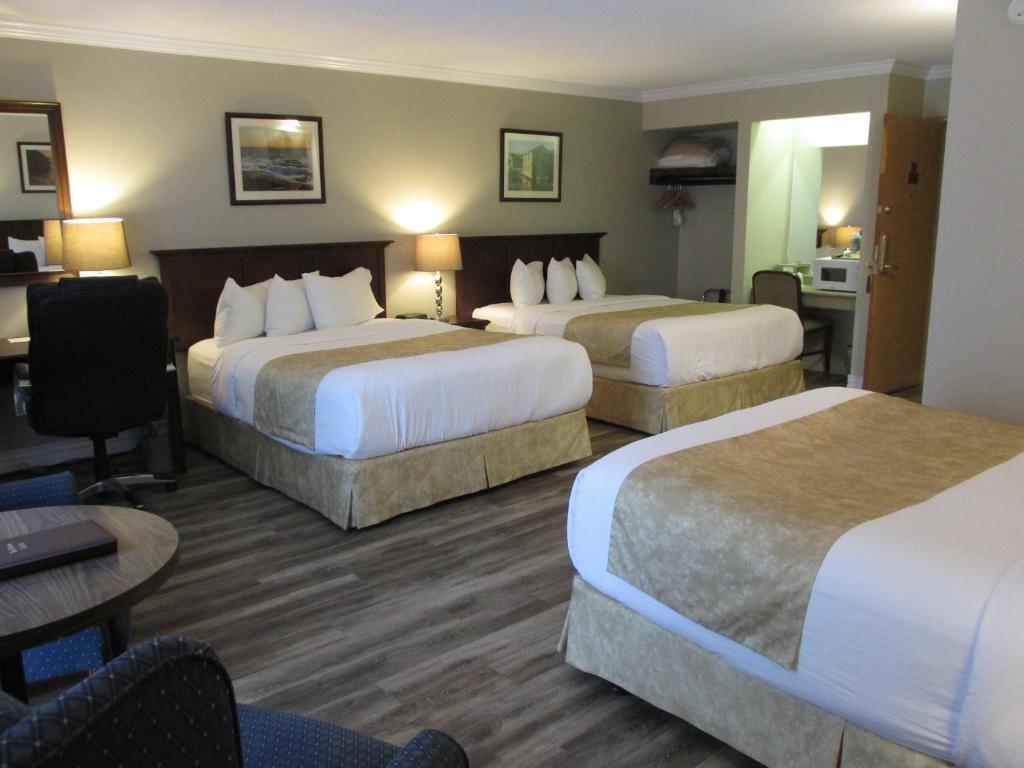 Postel nebo postele na pokoji v ubytování The Fredericton Inn