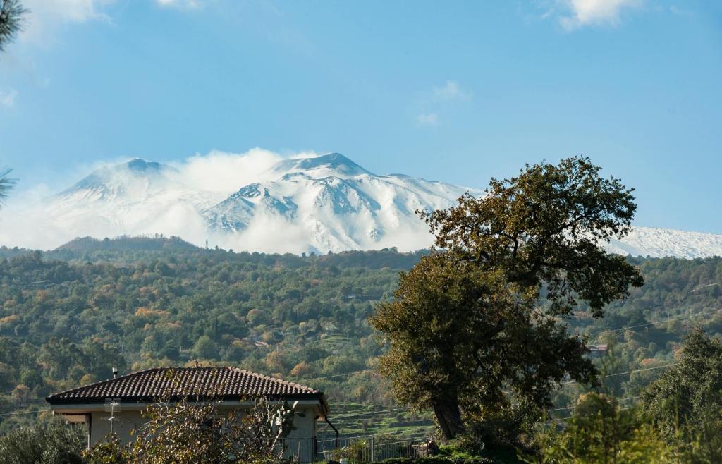 A general mountain view or a mountain view taken from A villát