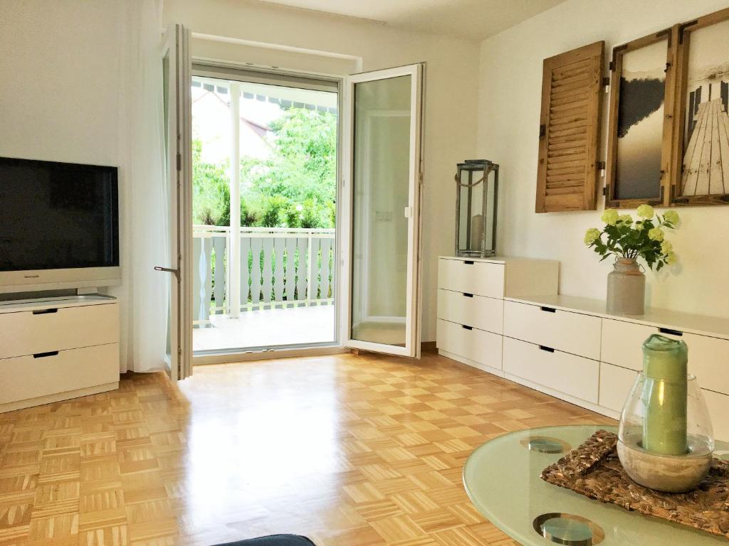 a living room with a television and a table at feelslikehome Apartment Nähe Stuttgart Flughafen - Messe in Filderstadt