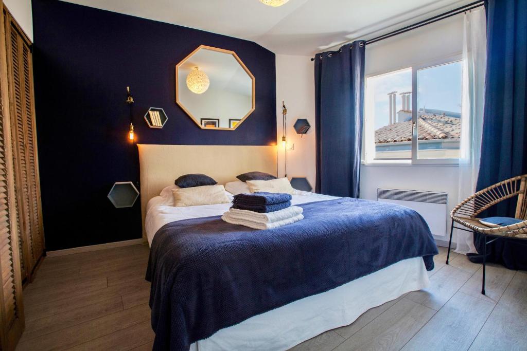 een slaapkamer met een bed en een raam bij Home Chic Home - Les Toits de l'Argenterie in Montpellier