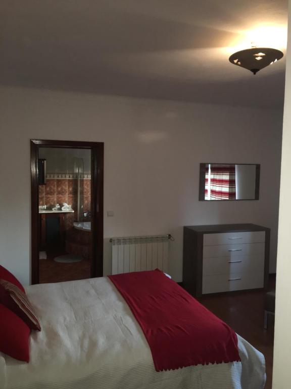 ein Schlafzimmer mit einem großen Bett mit einer roten Decke in der Unterkunft DDS-Dominio das Sem&ntes in Vouzela