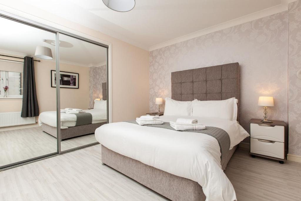 Postel nebo postele na pokoji v ubytování Dunfermline - Premium Two Bedroom Apartment - KW