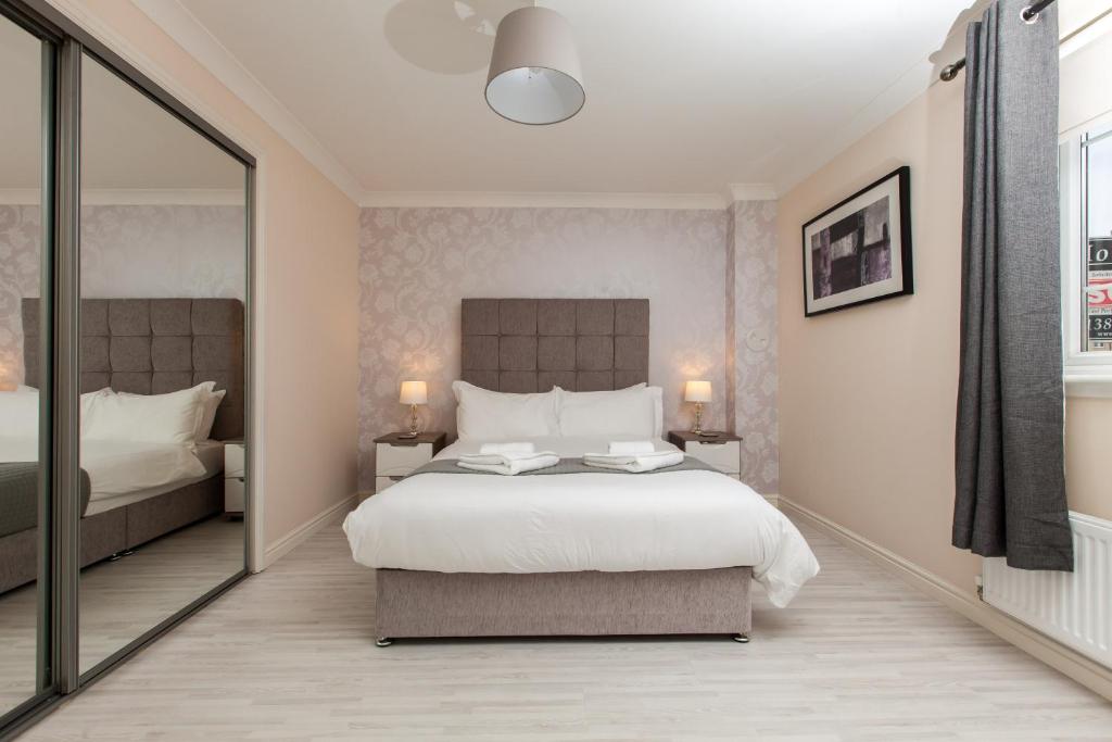 Postel nebo postele na pokoji v ubytování Dunfermline - Premium Two Bedroom Apartment - KW