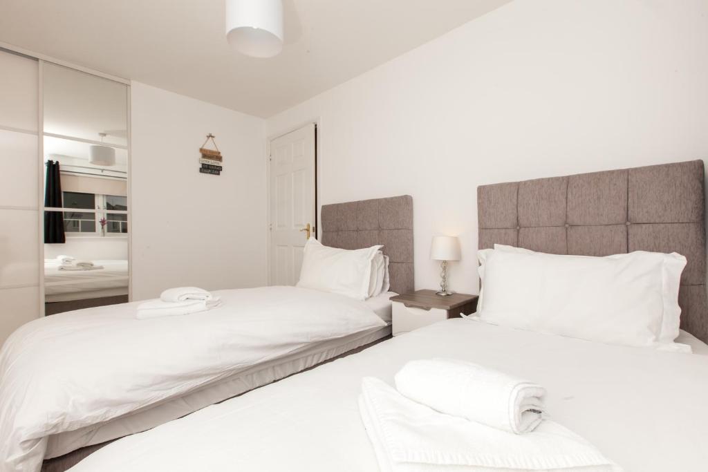 Postel nebo postele na pokoji v ubytování Dunfermline - Premium Two Bedroom Apartment - KW