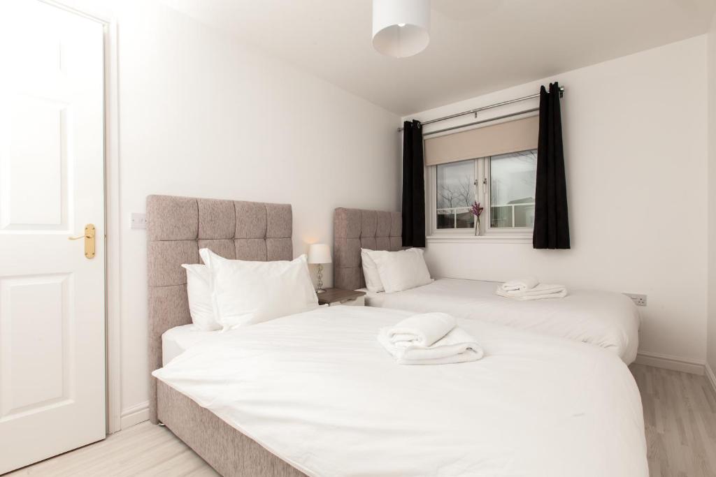 Postel nebo postele na pokoji v ubytování Dunfermline - Premium Two Bedroom Apartment - KW