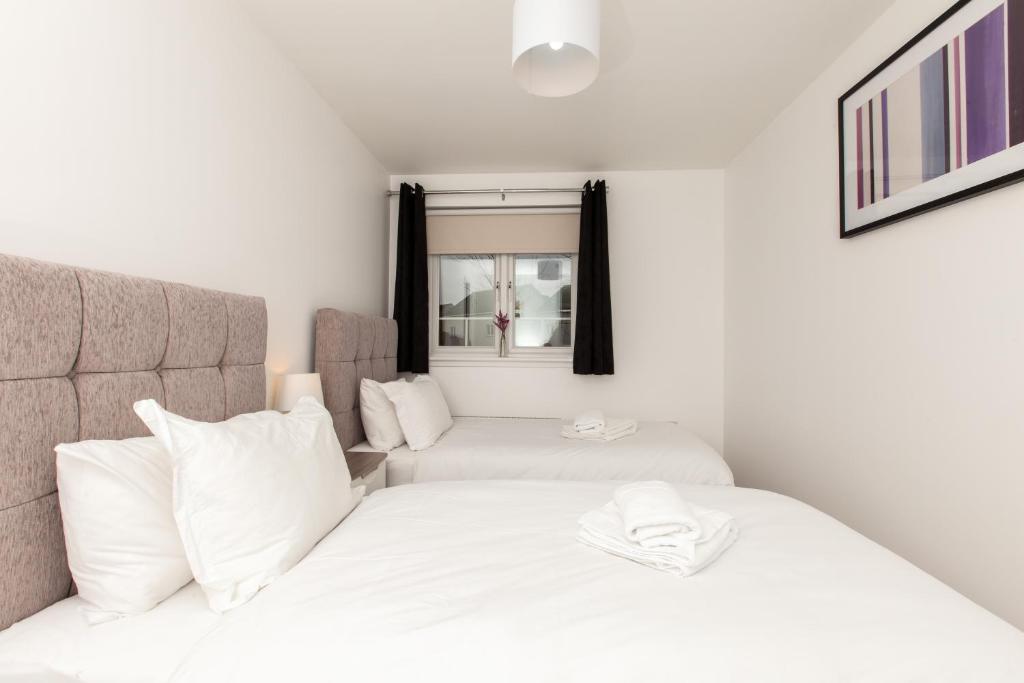 Postel nebo postele na pokoji v ubytování Dunfermline - Premium Two Bedroom Apartment - KW