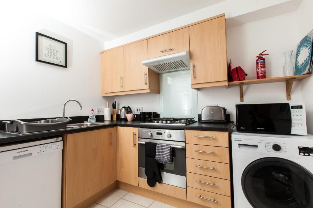 Kuchyň nebo kuchyňský kout v ubytování Dunfermline - Premium Two Bedroom Apartment - KW