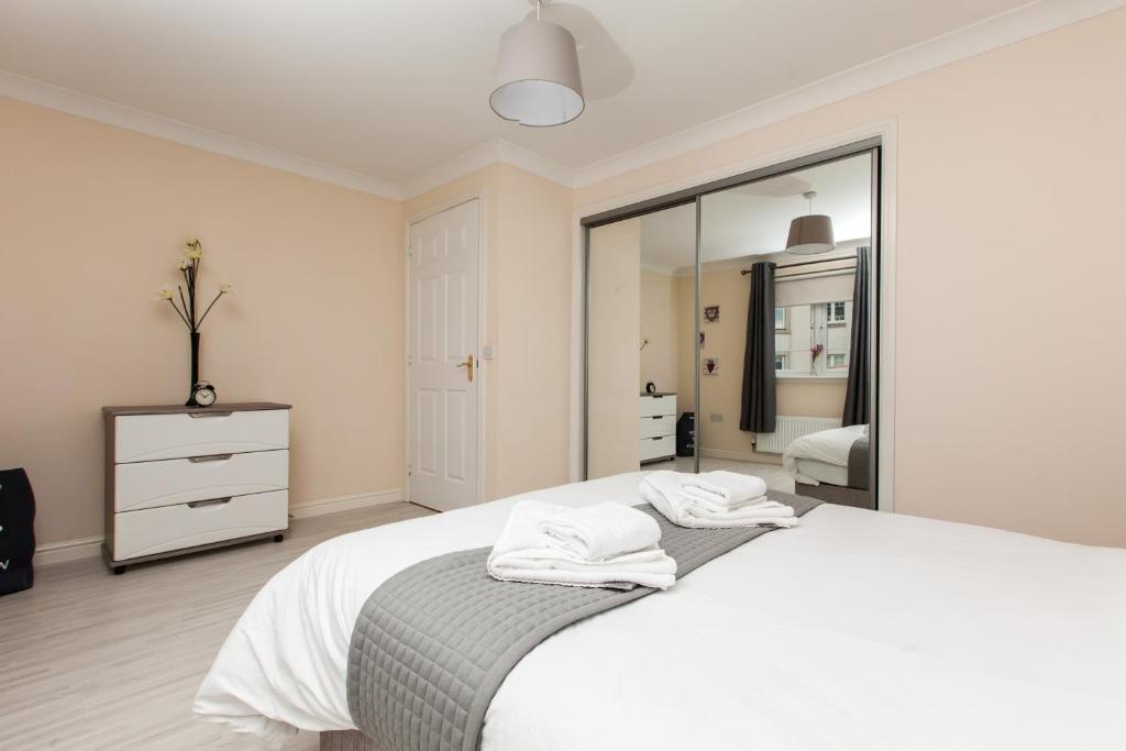 Postel nebo postele na pokoji v ubytování Dunfermline - Premium Two Bedroom Apartment - KW