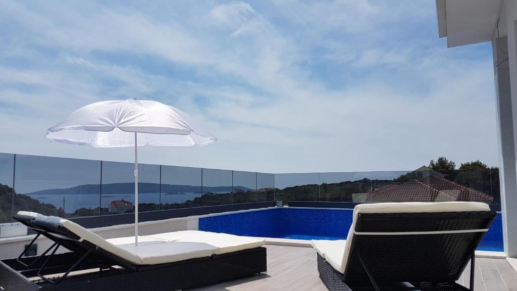 Bazén v ubytování Villa Ivana - Sea View - Trogir, Ciovo nebo v jeho okolí